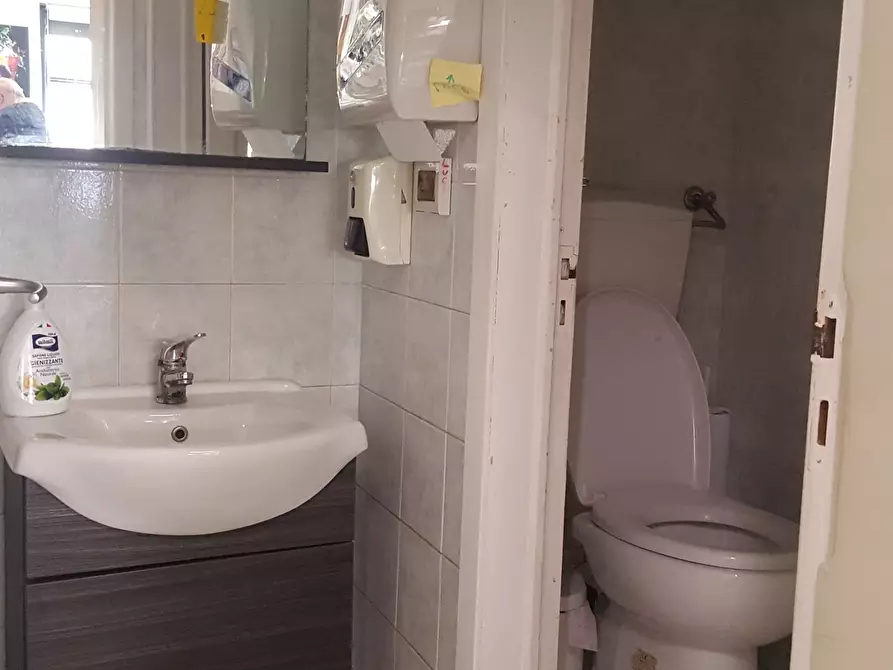 Immagine 11 di Locale commerciale in vendita  a Senigallia