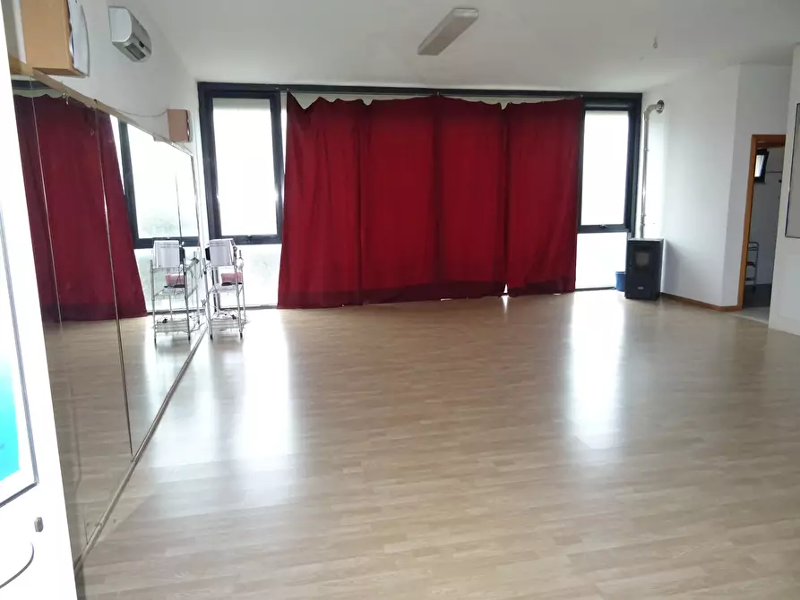 Immagine 2 di Attività artigianale in vendita  a Senigallia