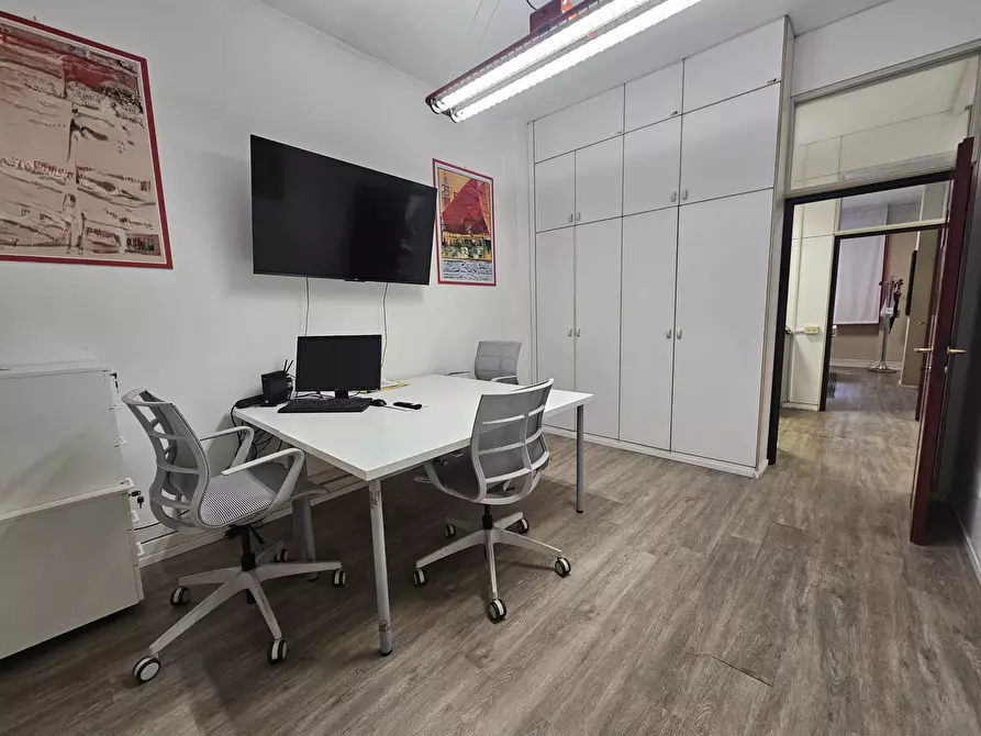 Immagine 7 di Pentalocale in vendita  a Sarzana