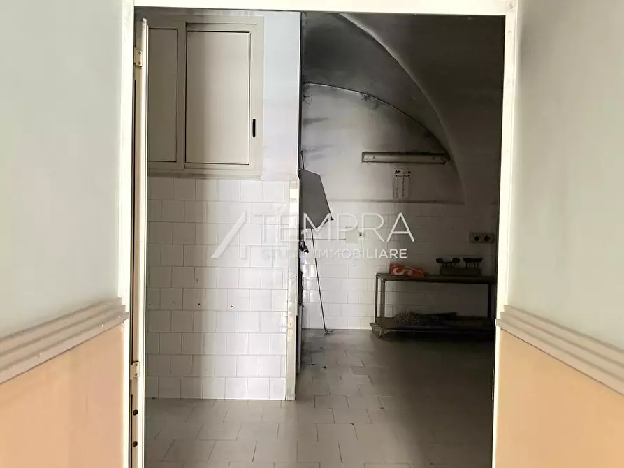 Immagine 9 di Locale commerciale in vendita  a Adrano