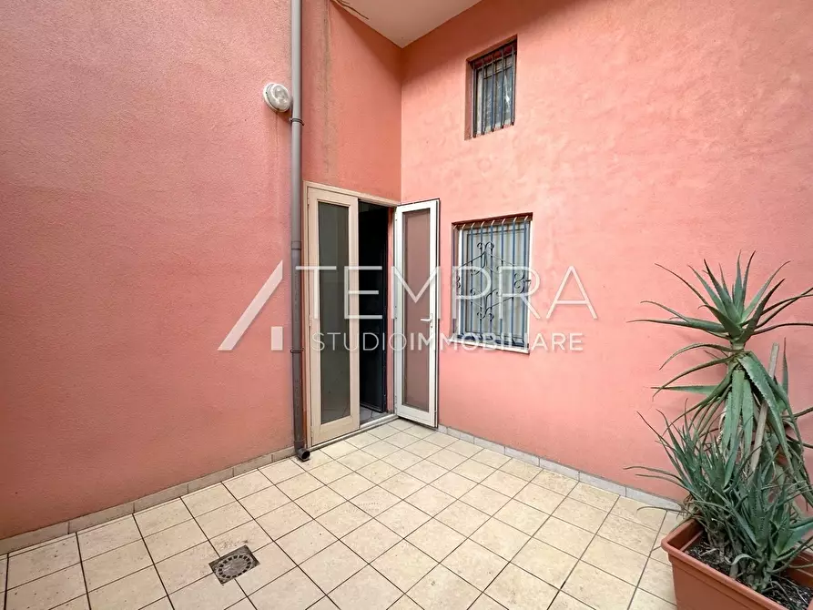 Immagine 5 di Casa indipendente in vendita  a Adrano