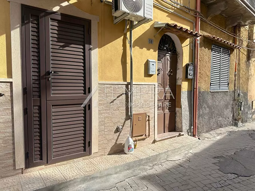 Immagine 21 di Appartamento in vendita  in Via Cipollone a Adrano