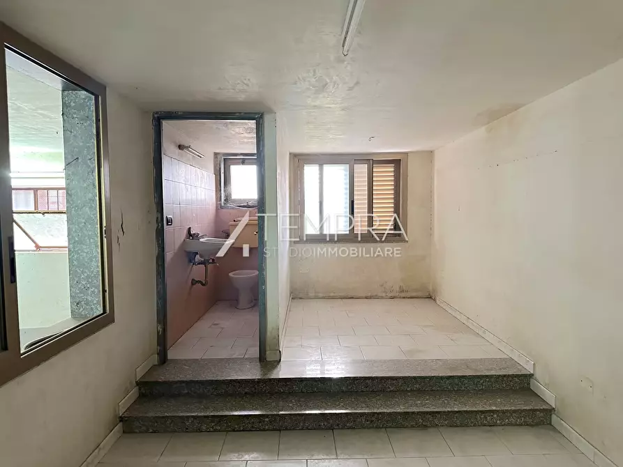 Immagine 16 di Attività artigianale in affitto  in Via dei Fiori a Biancavilla