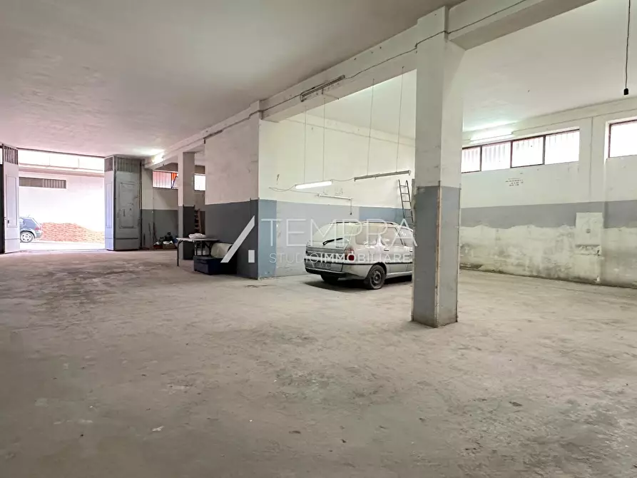 Immagine 8 di Attività artigianale in affitto  in Via dei Fiori a Biancavilla