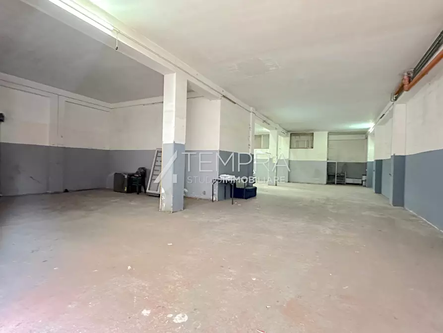 Immagine 4 di Attività artigianale in affitto  in Via dei Fiori a Biancavilla