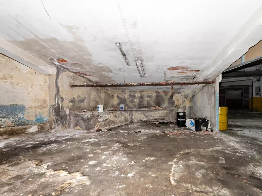 Immagine 30 di Locale commerciale in vendita  in Via Carnazza 37 a Tremestieri Etneo