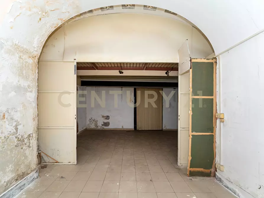 Immagine 31 di Locale commerciale in vendita  in Piazza Manganelli 15 a Catania