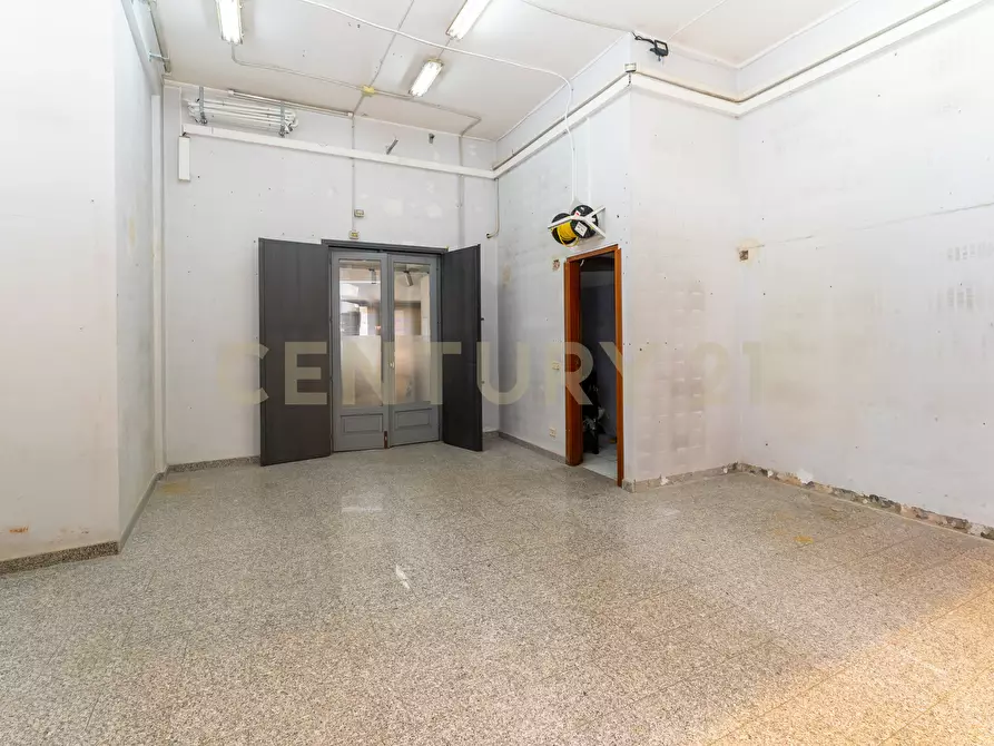 Immagine 10 di Locale commerciale in vendita  in Via Firenze 205 a Aci Castello