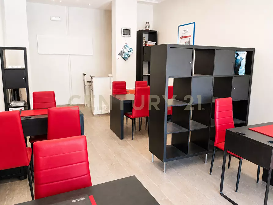 Immagine 8 di Attività commerciale in vendita  in Via Val Chisone 24 a Roma