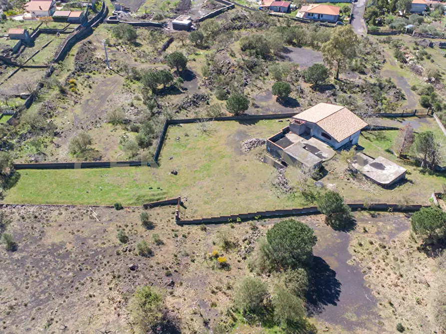 Immagine 3 di Palazzo in vendita  in Via dell'Aria snc a Pedara