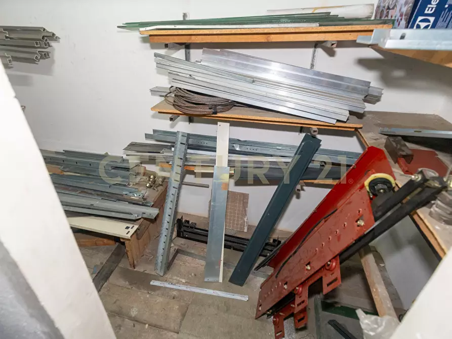 Immagine 27 di Locale commerciale in vendita  in Via Timoleone 1a a Catania