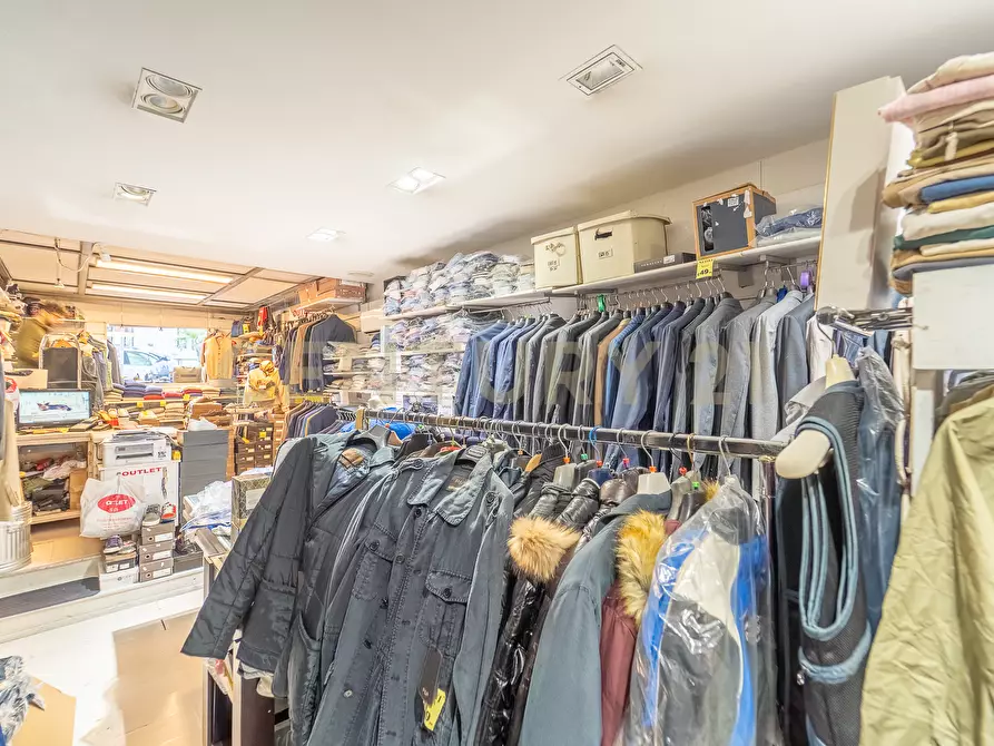 Immagine 9 di Attività commerciale in vendita  in Viale Liegi 49 a Roma