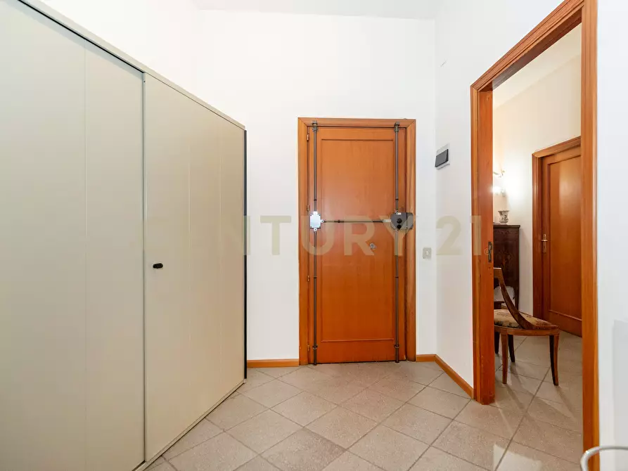 Immagine 9 di Pentalocale in vendita  in Via Convento del Carmine 5 a Tremestieri Etneo