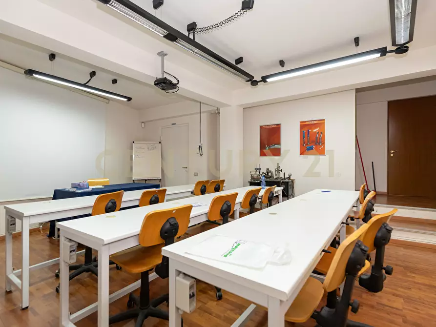 Immagine 23 di Pentalocale in vendita  in Via Pietra dell'Ova 396396 a Tremestieri Etneo