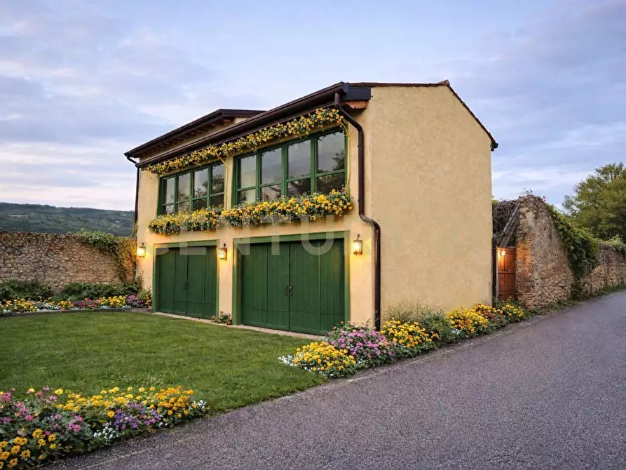 Immagine 2 di Villa in vendita  in Via Belvedere 183 a Verona