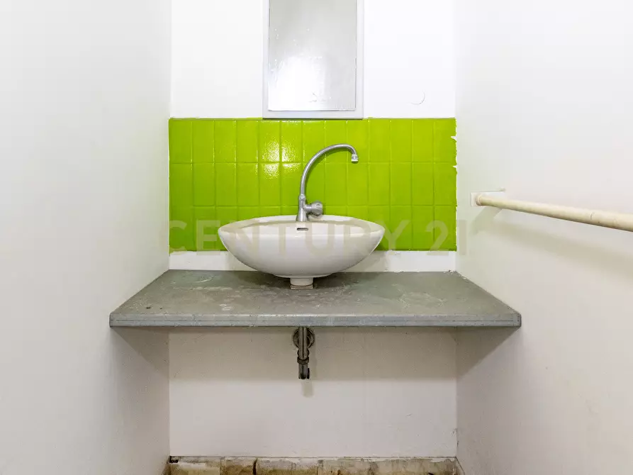 Immagine 5 di Locale commerciale in vendita  in Via Francesco Riso 72/C a Catania