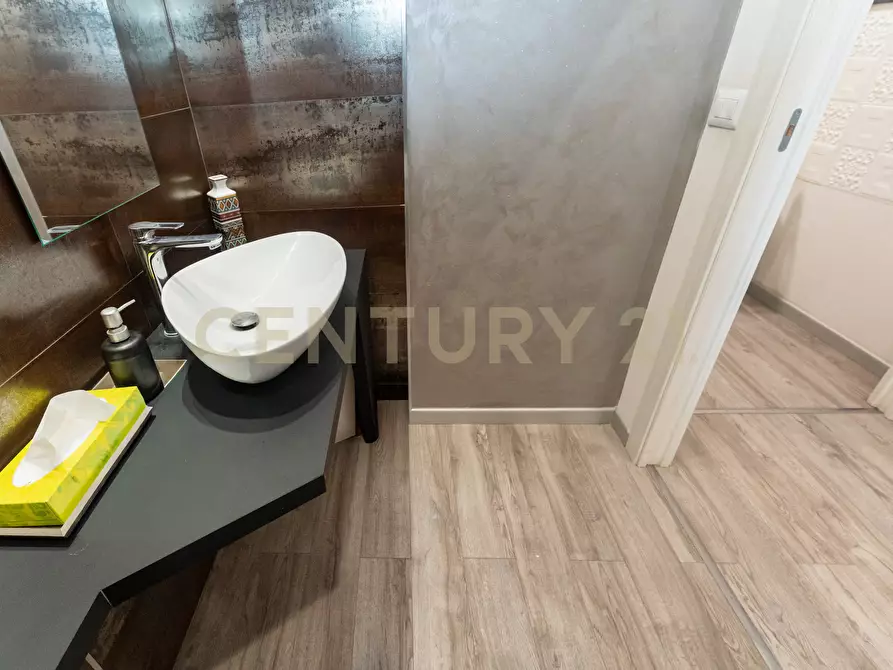 Immagine 29 di Locale commerciale in vendita  in Via del Bosco 163 a Catania