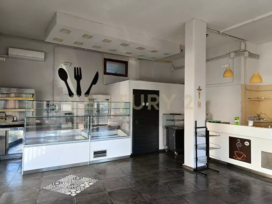 Immagine 2 di Locale commerciale in affitto  in Viale delle Medaglie D'Oro 88 a Catania