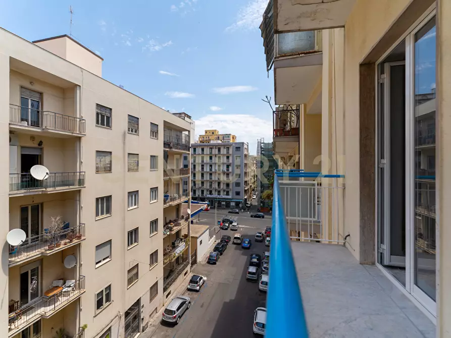 Immagine 38 di Quadrilocale in affitto  in Via Genova 64 a Catania