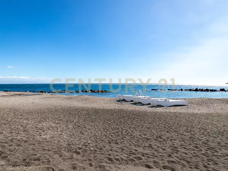 Immagine 37 di Trilocale in vendita  in Via Spiaggia 306 a Catania