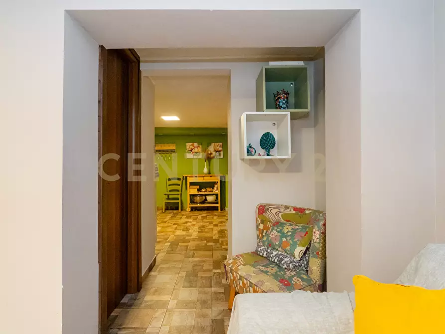 Immagine 38 di Pentalocale in vendita  in Via Crocifisso 26 a Aci Castello