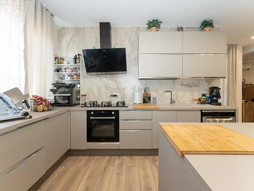 Immagine 17 di Pentalocale in vendita  in Via Lo Jacono Francesco 53 a Sant'agata Li Battiati