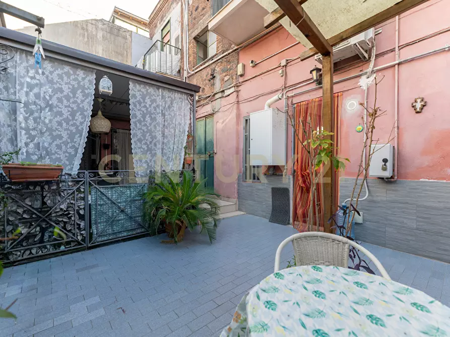 Immagine 11 di Bilocale in vendita  in via adelia 98 a Catania