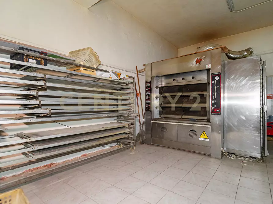 Immagine 23 di Locale commerciale in vendita  in Via Giacomo Leopardi 127 a Catania