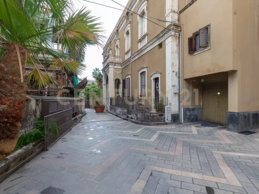 Immagine 20 di Palazzo in affitto  in Viale Regina Margherita 16 a Catania