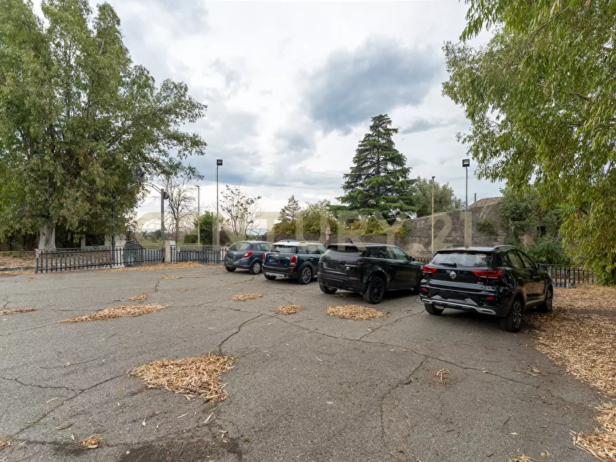 Immagine 38 di Locale commerciale in affitto  in Via Catira 2 a San Gregorio Di Catania