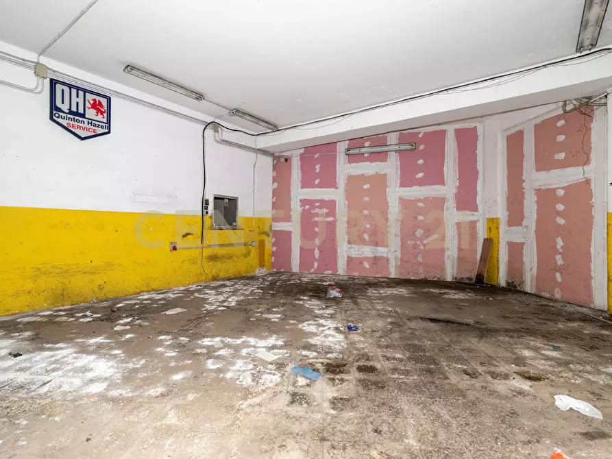 Immagine 26 di Locale commerciale in vendita  in Via Carnazza 37 a Tremestieri Etneo