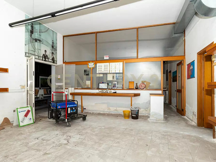 Immagine 31 di Locale commerciale in vendita  in Viale Mario Rapisardi 186 a Catania