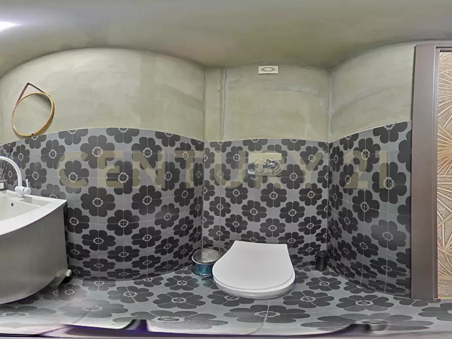 Immagine 39 di Locale commerciale in vendita  in Largo Rosolino Pilo 6 a Catania