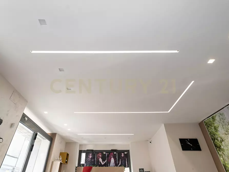 Immagine 17 di Locale commerciale in vendita  in Via del Bosco 163 a Catania