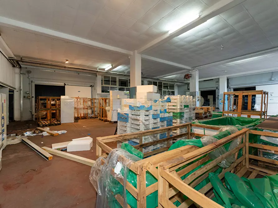 Immagine 72 di Showroom in vendita  in Via delle Scuole 1 a Aci Castello