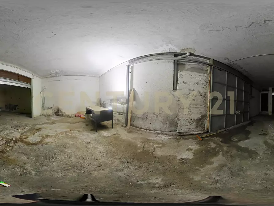 Immagine 35 di Magazzino in vendita  in Via del Bosco 407 a Catania