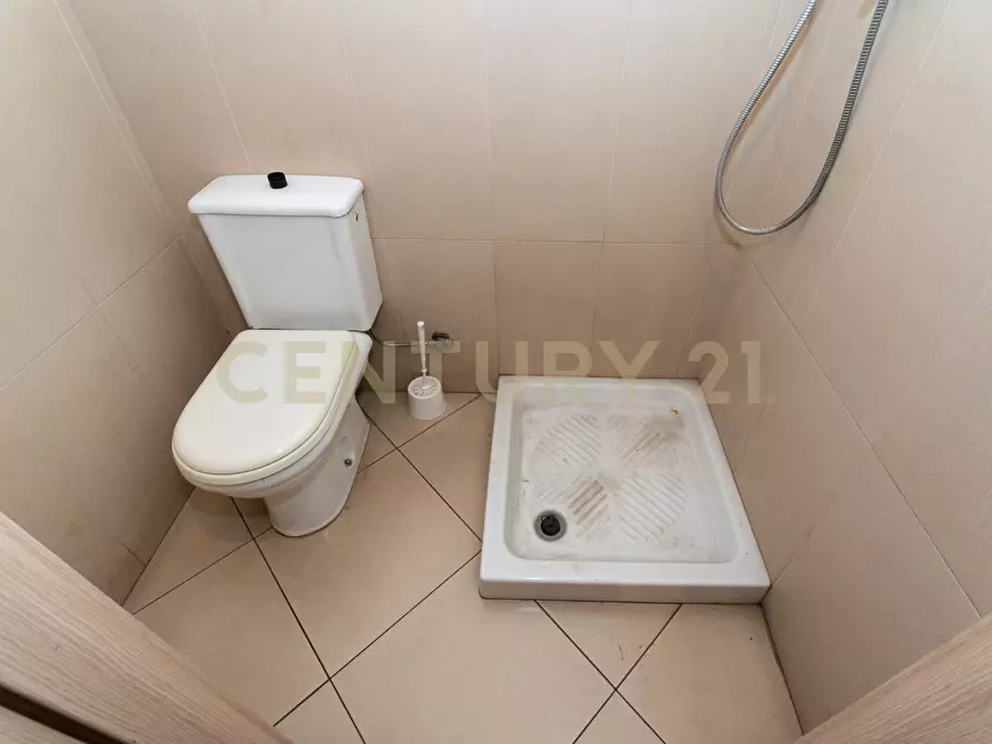 Immagine 51 di Locale commerciale in affitto  in viale Regina Margherita 19 a Catania