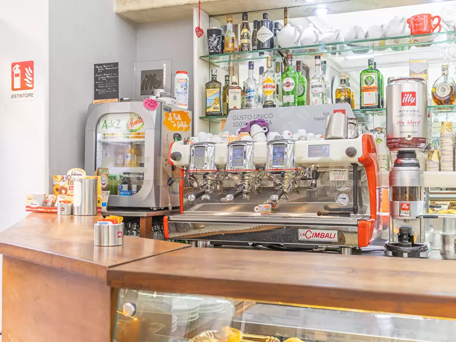 Immagine 2 di Quadrilocale in vendita  in Via Nemorense 26/28 a Roma