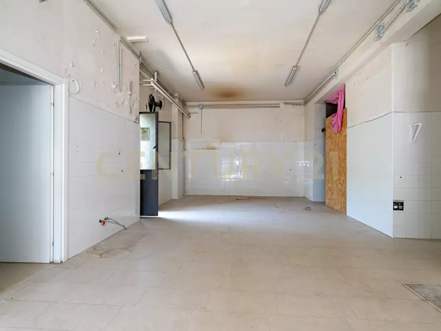 Immagine 9 di Locale commerciale in vendita  in Via Tiziano 10 a Gravina Di Catania