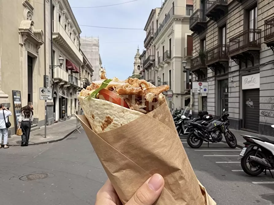 Immagine 2 di Attività commerciale in vendita  in Via Vittorio Emanuele II 218 a Catania