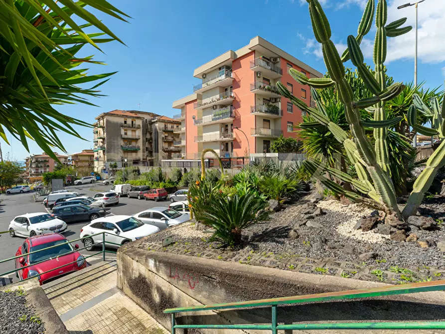 Immagine 39 di Pentalocale in vendita  in Via Carnazza 2 a Tremestieri Etneo