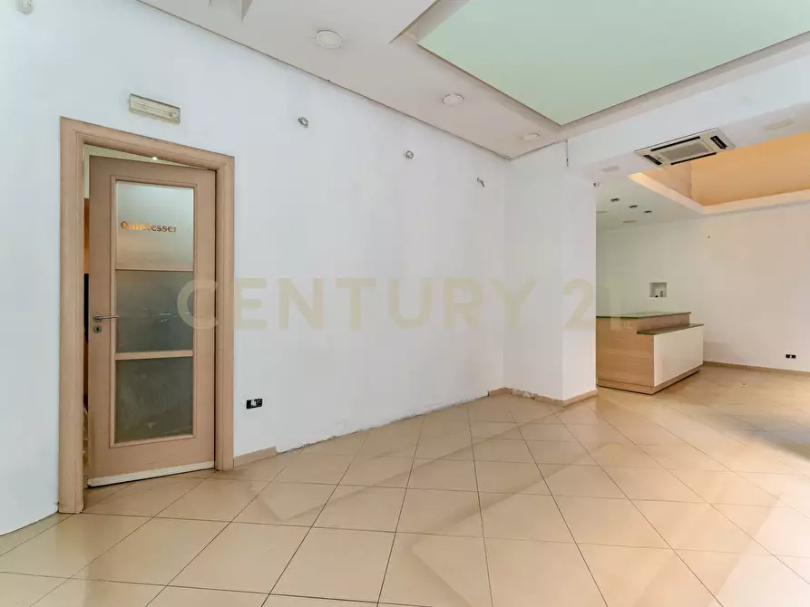 Immagine 47 di Locale commerciale in affitto  in viale Regina Margherita 19 a Catania