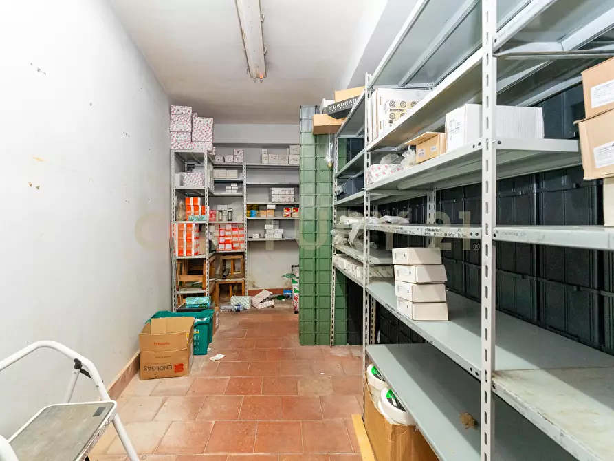 Immagine 27 di Locale commerciale in vendita  in Via Firenze 205 a Aci Castello