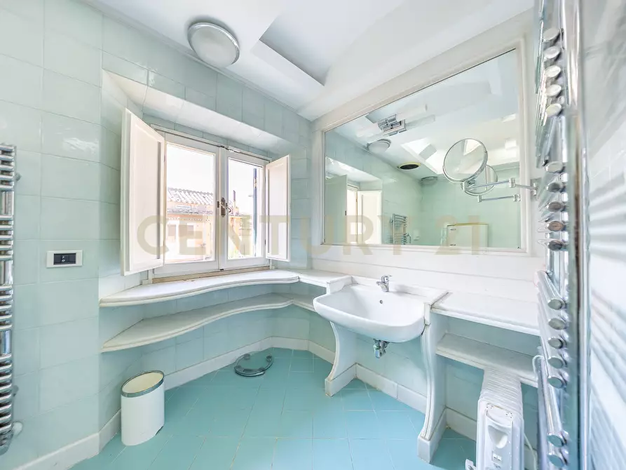 Immagine 53 di Pentalocale in vendita  in Via della Croce 71 a Roma