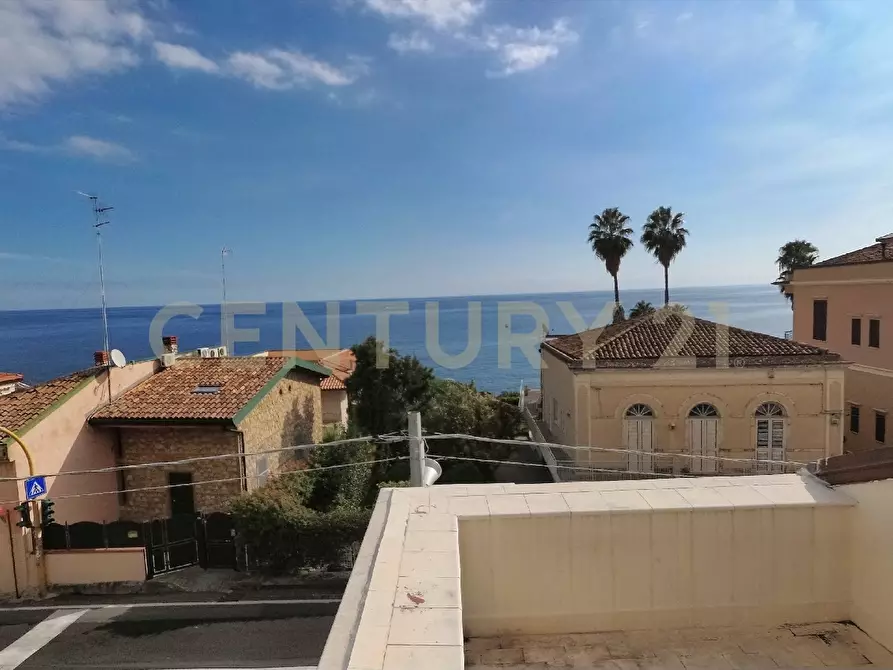 Immagine 1 di Villa in vendita  in Via Livorno 97 a Aci Castello