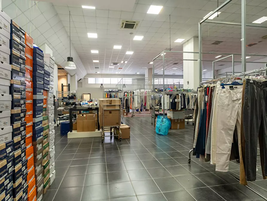 Immagine 35 di Attività commerciale in vendita  in Viale del Commercio a Misterbianco