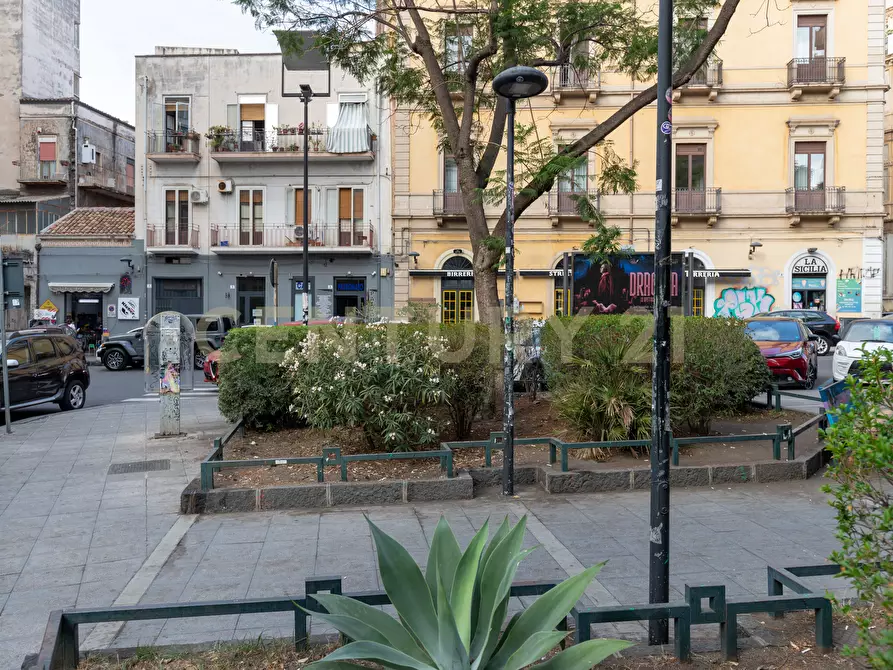 Immagine 37 di Locale commerciale in vendita  in Largo Rosolino Pilo 6 a Catania