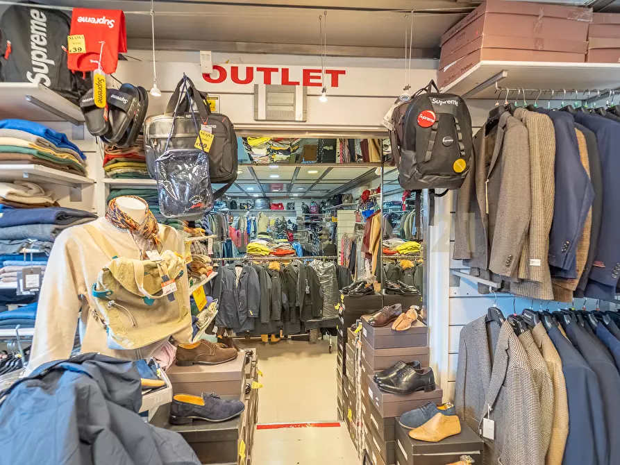 Immagine 13 di Attività commerciale in vendita  in Viale Liegi 49 a Roma