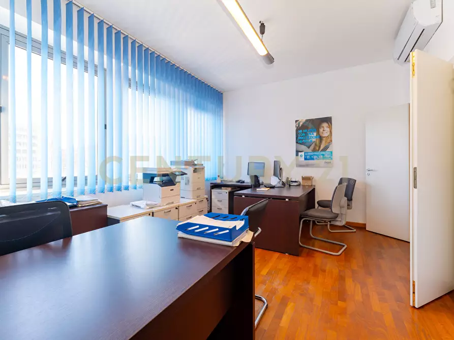 Immagine 18 di Pentalocale in vendita  in Corso Sicilia 64 a Catania