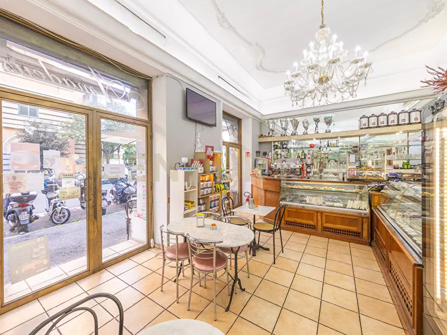 Immagine 7 di Quadrilocale in vendita  in Via Nemorense 26/28 a Roma